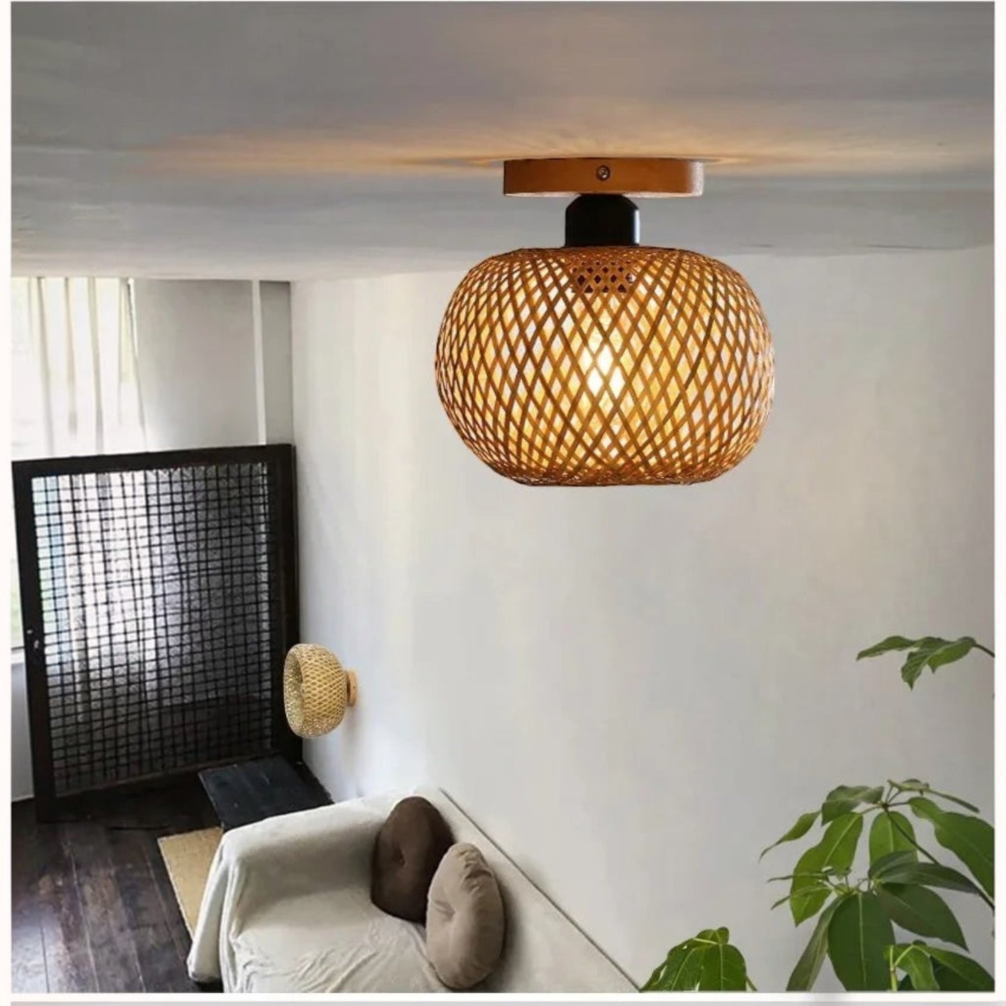 Plafonnier Dimoree rétro en bambou tissé naturel diffusant une lumière chaleureuse dans un salon moderne