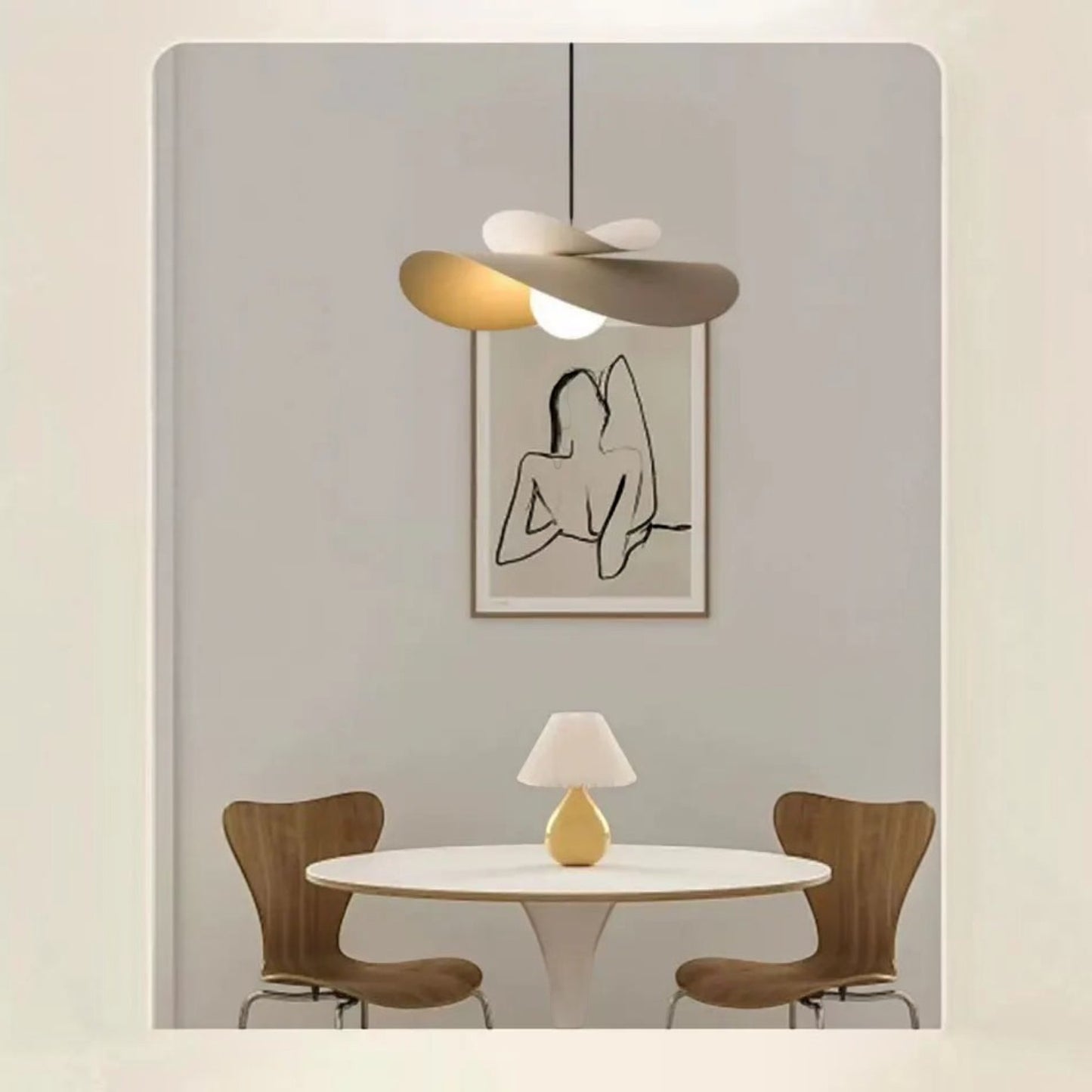 Suspension Dimoree en fer blanc au design nordique moderne en forme de chapeau au-dessus d'une table à manger