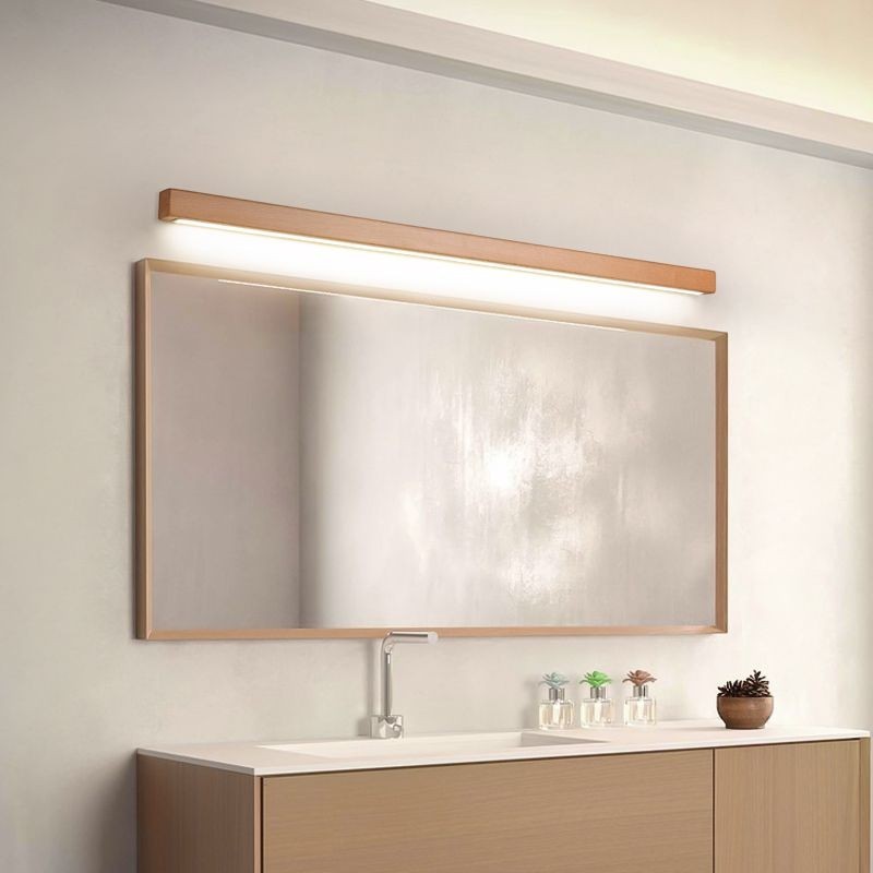 Applique murale linéaire Dimoree en bois naturel avec éclairage LED chaud installée au-dessus d'un miroir de salle de bain