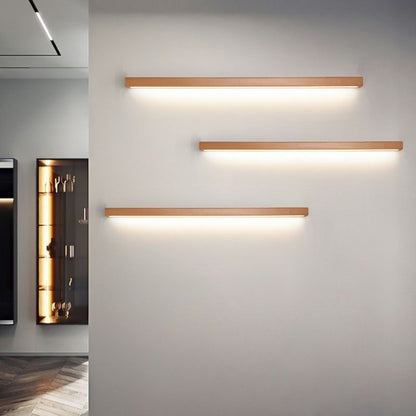 Appliques murales linéaires Dimoree en bois naturel avec éclairage LED chaud installées sur un mur gris moderne