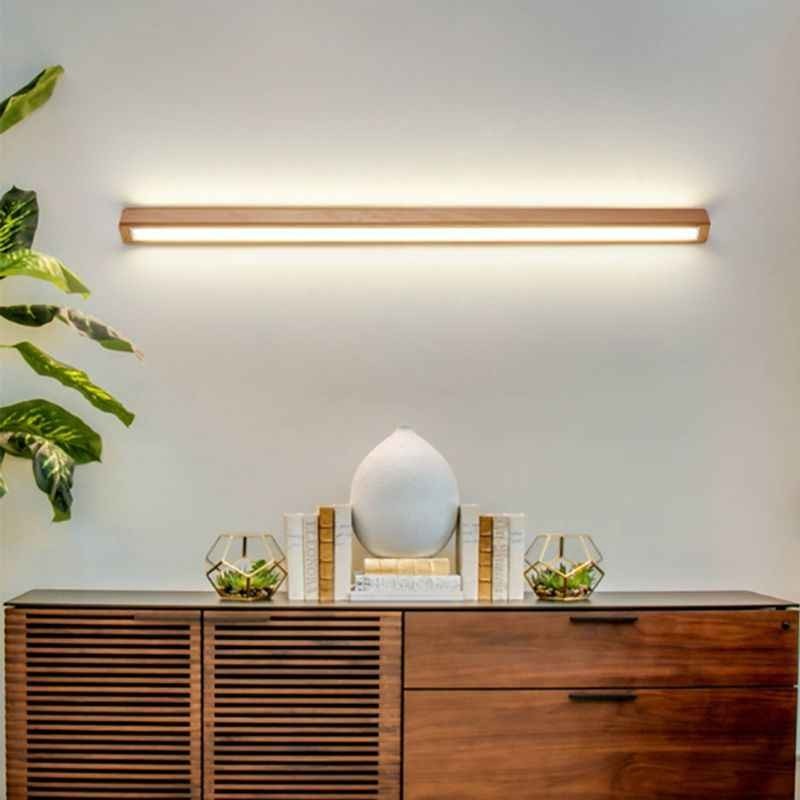 Applique murale linéaire Dimoree en bois naturel avec éclairage LED chaud installée au-dessus d'un buffet en bois