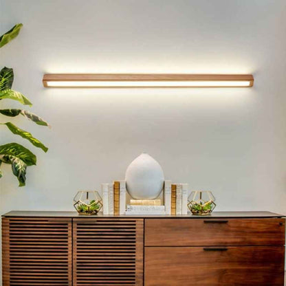 Applique murale linéaire Dimoree en bois naturel avec éclairage LED chaud installée au-dessus d'un buffet en bois