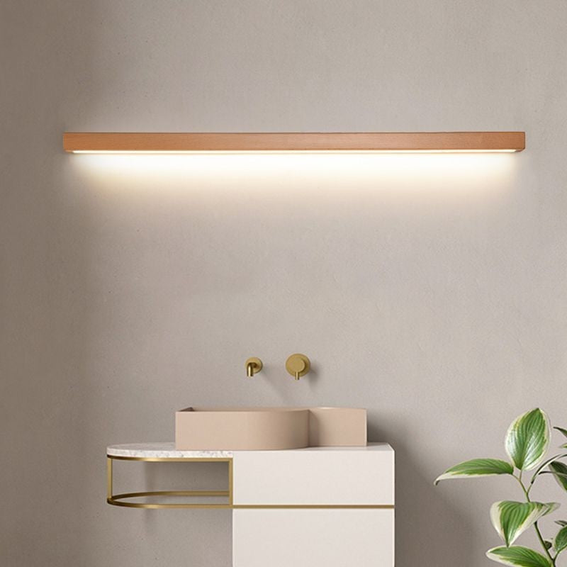 Applique murale linéaire Dimoree en bois naturel avec éclairage LED chaud installée au-dessus d'un lavabo moderne