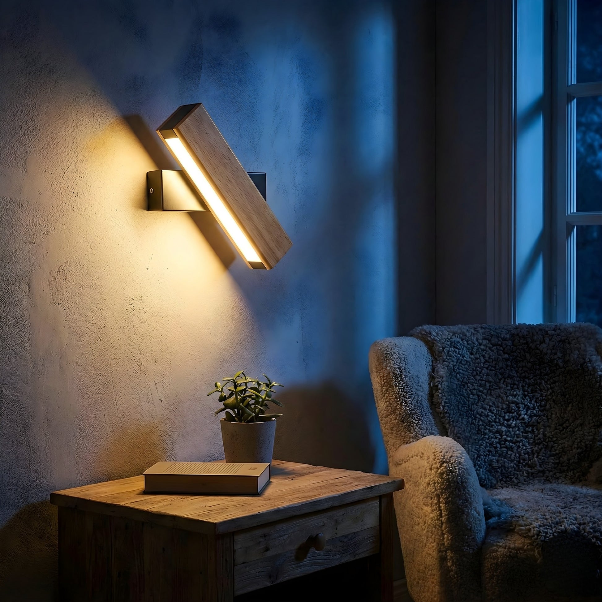Applique murale Dimoree en bois rotative diffusant une lumière chaude au-dessus d'une table de chevet rustique