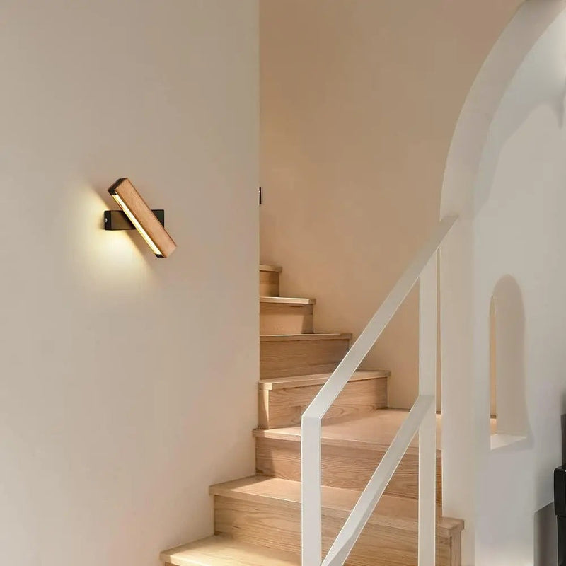 Applique murale Dimoree en bois rotative installée dans un escalier moderne avec éclairage LED chaleureux