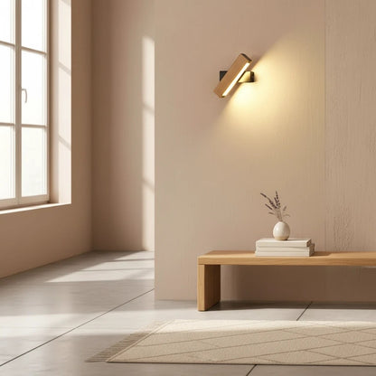 Applique murale Dimoree en bois rotative diffusant une lumière chaude dans un salon minimaliste aux tons beiges