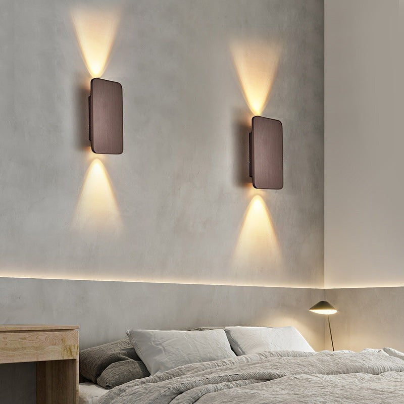 Applique murale Dimoree moderne carrée couleur café diffusant une lumière LED bidirectionnelle dans une chambre