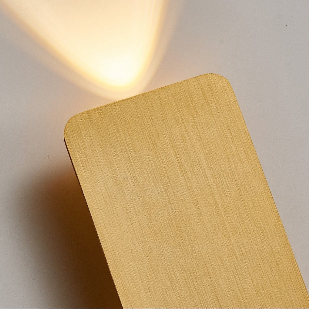 Applique murale Dimoree moderne carrée en métal doré avec éclairage LED intégré diffusant une lumière chaude