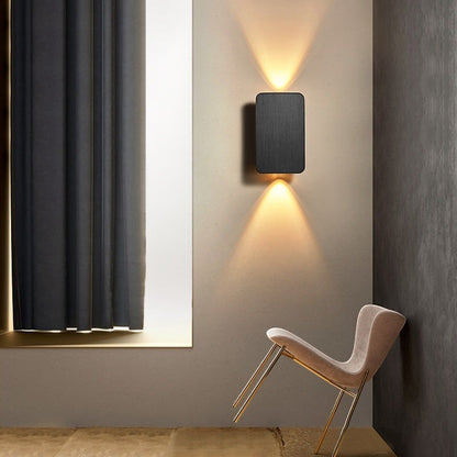 Applique murale Dimoree moderne carrée noire en métal avec éclairage LED bidirectionnel sur un mur beige