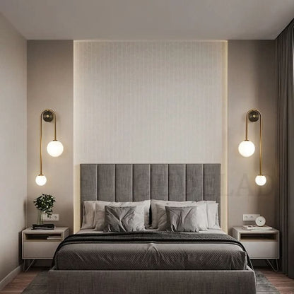 Applique murale Dimoree design à deux sphères lumineuses en verre dépoli et métal doré dans une chambre moderne