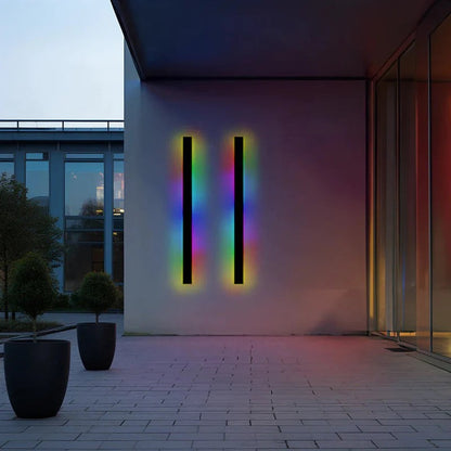 Applique murale Dimoree minimaliste en métal noir avec éclairage LED multicolore sur un mur extérieur de terrasse