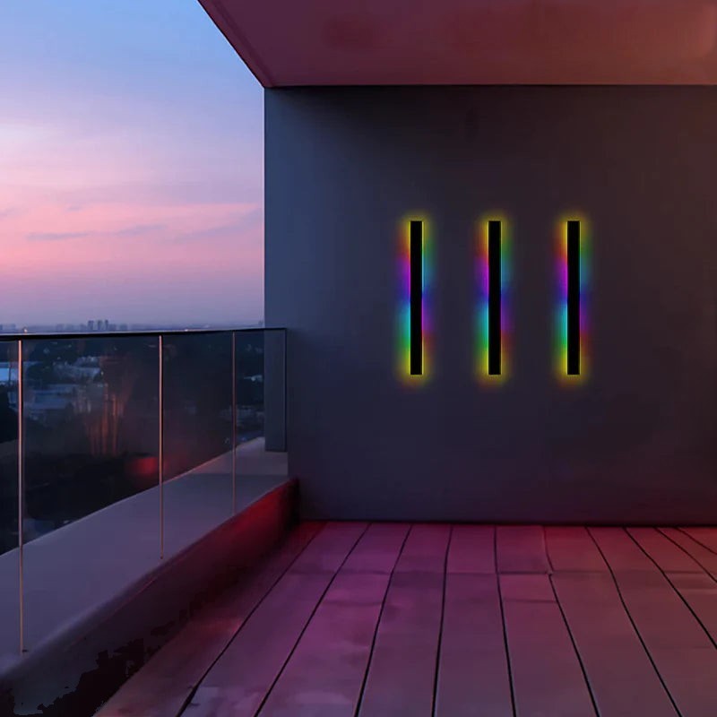 Applique murale extérieure Dimoree minimaliste noire avec éclairage LED multicolore sur un mur de terrasse moderne
