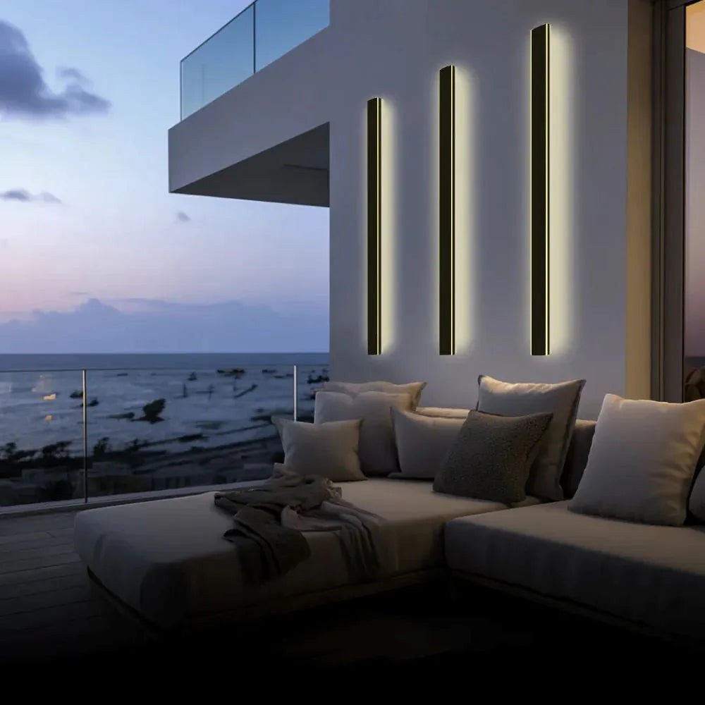 Applique murale extérieure LED Dimoree au design minimaliste et linéaire installée sur une terrasse moderne