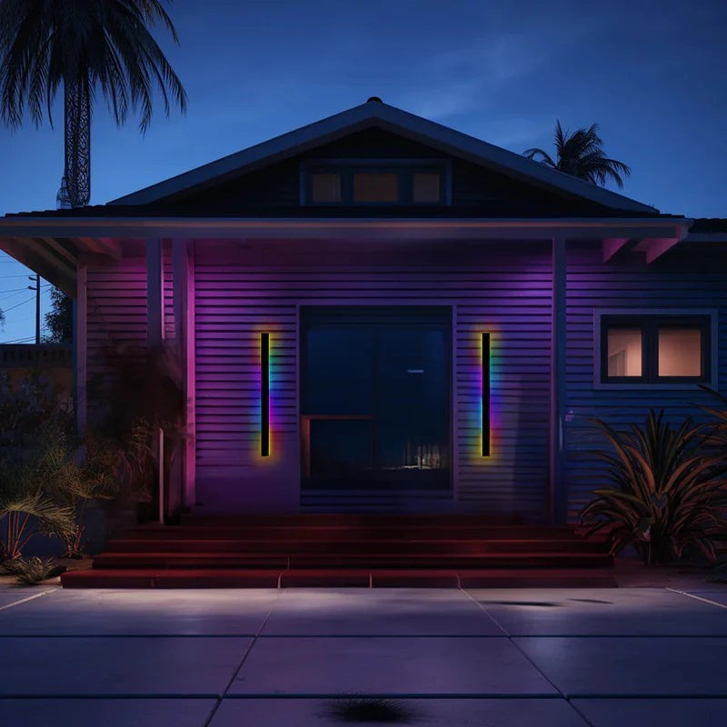 Applique murale extérieure Dimoree LED minimaliste en métal diffusant une lumière multicolore sur une façade de maison