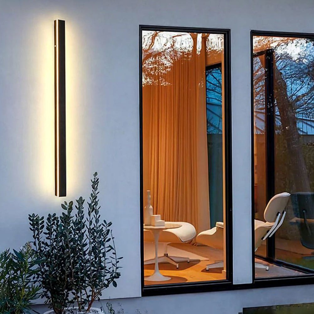 Applique murale extérieure Dimoree LED minimaliste noire en métal installée sur un mur blanc près d'une baie vitrée