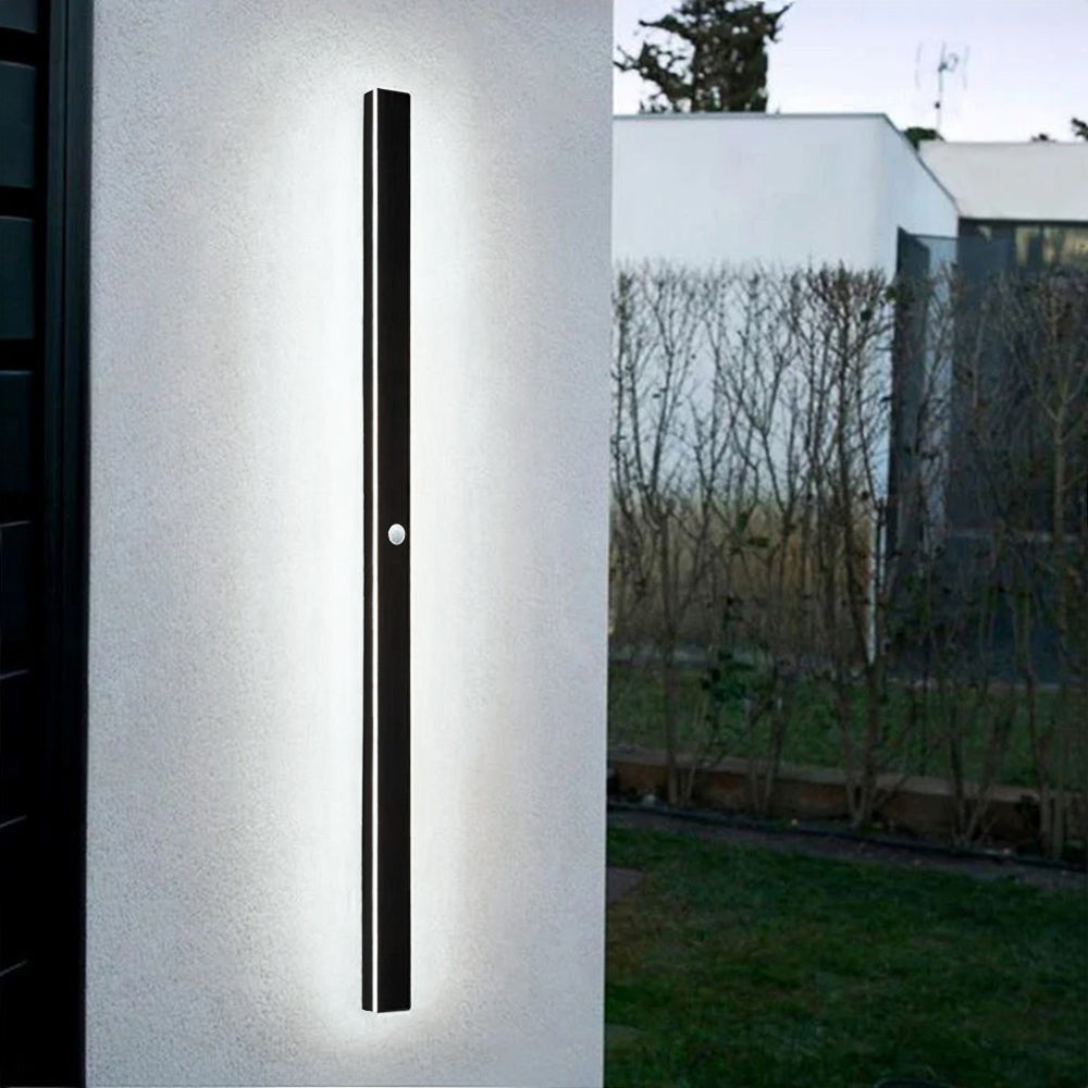 Applique murale extérieure Dimoree LED noire au design minimaliste et linéaire fixée sur un mur blanc