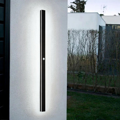 Applique murale extérieure Dimoree LED noire au design minimaliste et linéaire fixée sur un mur blanc