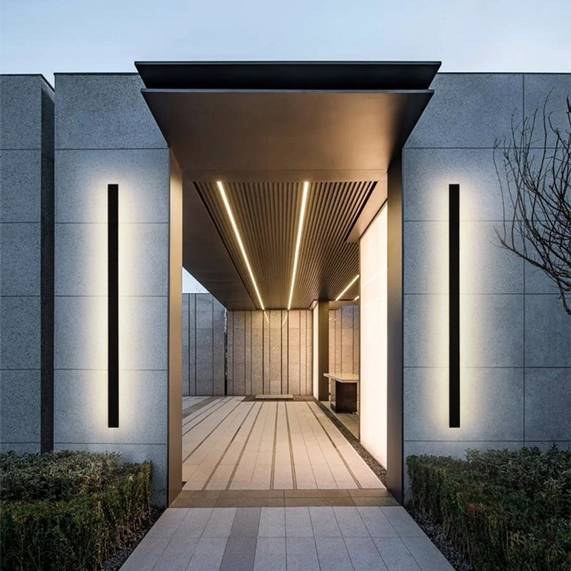 Applique murale extérieure LED Dimoree minimaliste noire en métal installée sur une façade de maison moderne