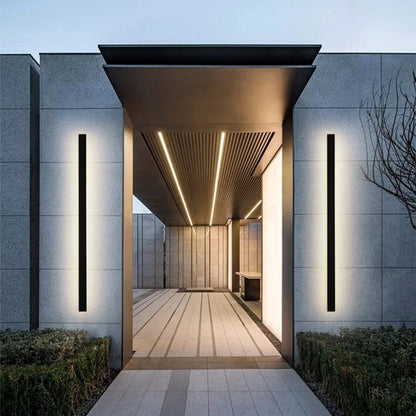 Applique murale extérieure LED Dimoree minimaliste noire en métal installée sur une façade de maison moderne