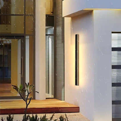 Applique murale extérieure Dimoree LED minimaliste noire et acrylique installée sur un mur de maison moderne