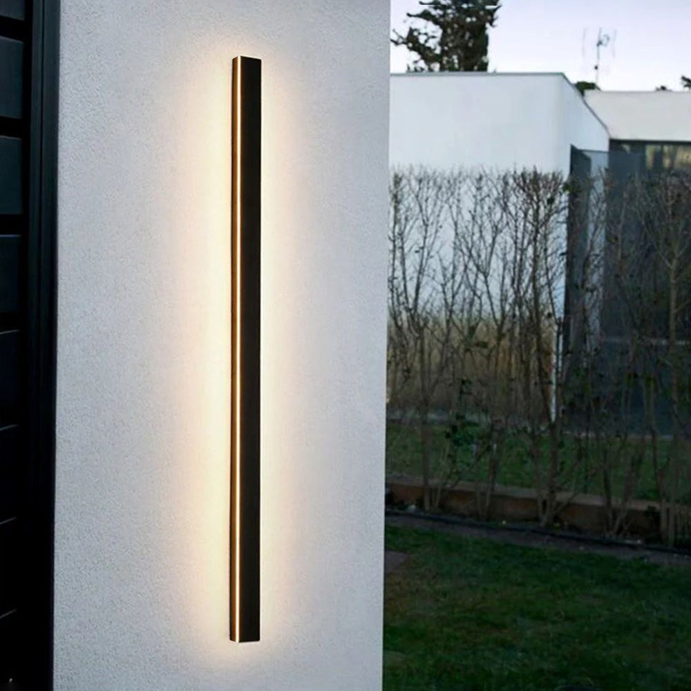 Applique murale extérieure Dimoree LED minimaliste noire en métal installée sur un mur blanc de jardin