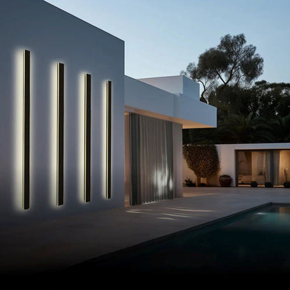 Applique murale extérieure Dimoree LED minimaliste noire installée sur un mur blanc près d'une piscine