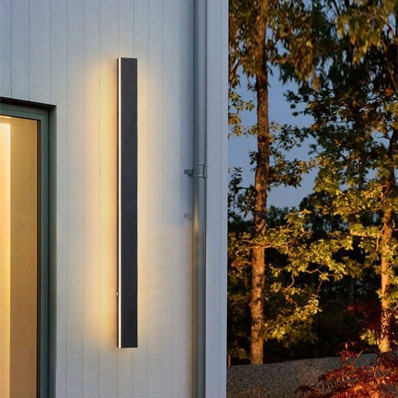 Applique murale extérieure Dimoree LED minimaliste noire en métal installée sur un mur blanc de maison