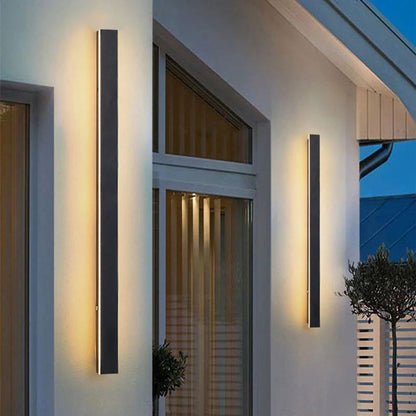 Applique murale extérieure Dimoree LED rectangulaire noire au design minimaliste installée sur un mur de maison
