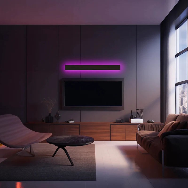 Applique murale Dimoree rectangulaire noire avec éclairage LED violet diffus au-dessus d'une télévision dans un salon