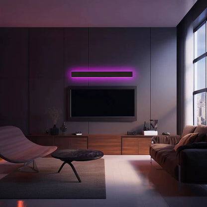 Applique murale Dimoree rectangulaire noire avec éclairage LED violet diffus au-dessus d'une télévision dans un salon