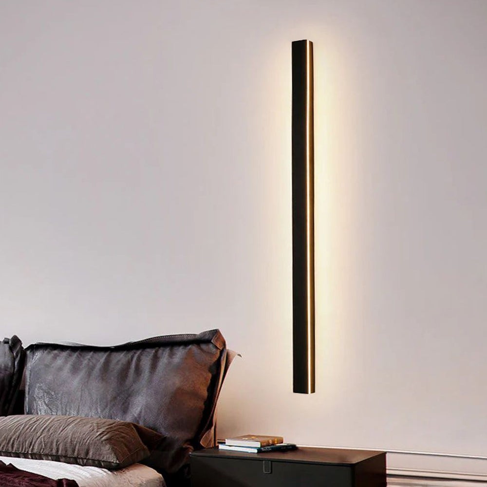 Applique murale Dimoree minimaliste noire en métal avec éclairage LED linéaire diffusant une lumière chaude sur un mur