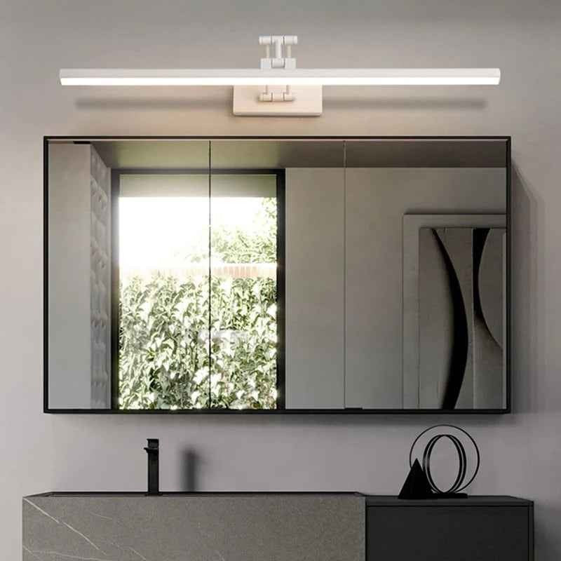 Applique murale linéaire Dimoree réglable en métal blanc au-dessus d'un miroir de salle de bain moderne
