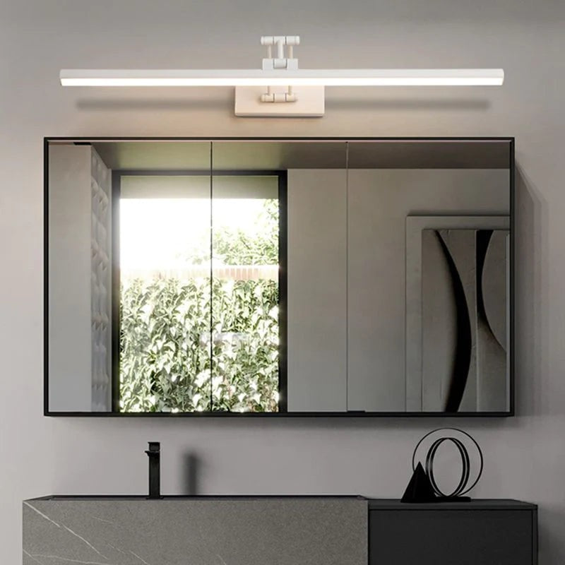 Applique murale linéaire Dimoree blanche réglable au-dessus d'un miroir de salle de bain moderne avec éclairage LED