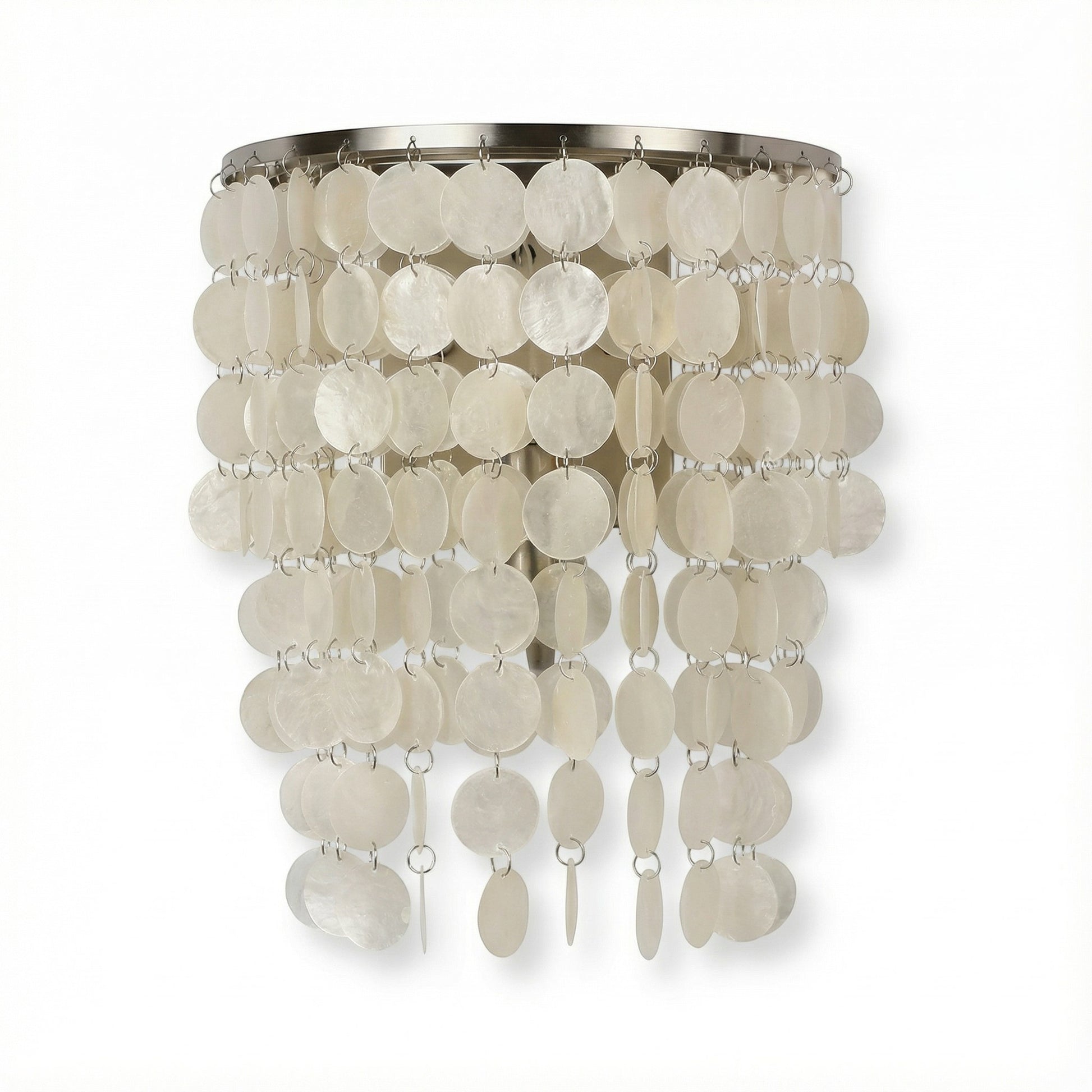 Applique murale design Dimoree ornée de disques en nacre blanche suspendus sur une structure métallique circulaire