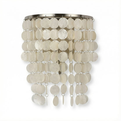 Applique murale design Dimoree ornée de disques en nacre blanche suspendus sur une structure métallique circulaire