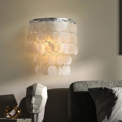 Applique murale Dimoree en nacre blanche avec disques superposés pour un éclairage élégant et moderne dans le salon