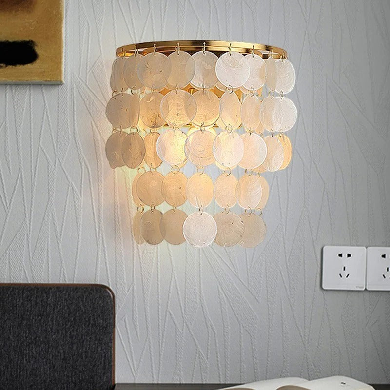 Applique murale Dimoree avec disques en nacre blanche et structure dorée pour un éclairage élégant de salon