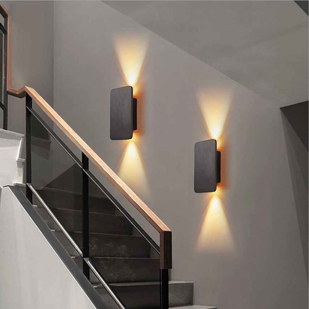 Applique murale Dimoree moderne rectangulaire noire en métal avec éclairage LED bidirectionnel dans un escalier