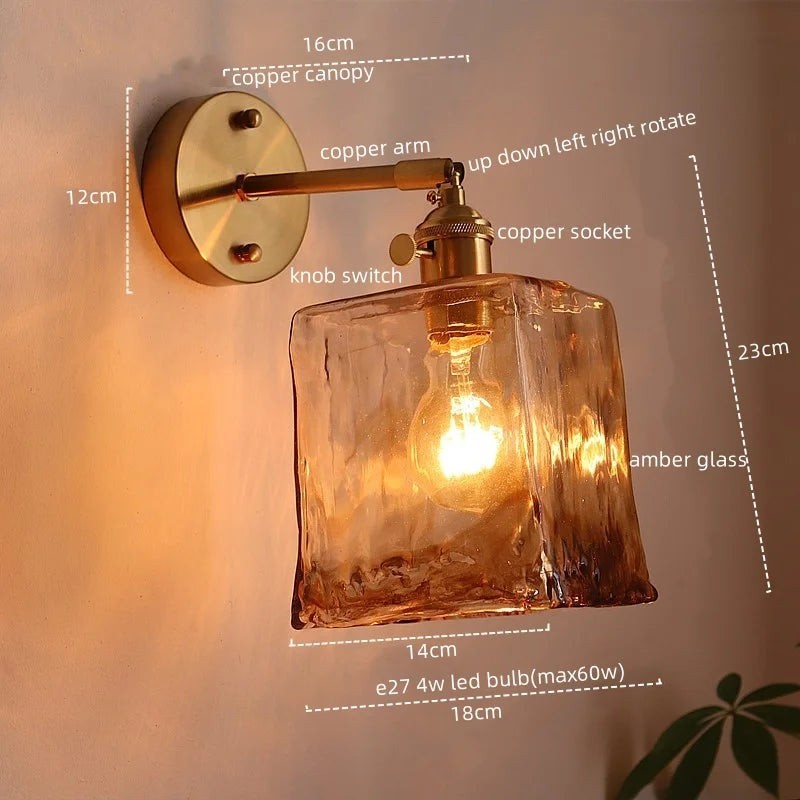 Applique murale Dimoree moderne avec abat-jour en verre ambre texturé et support en cuivre pivotant