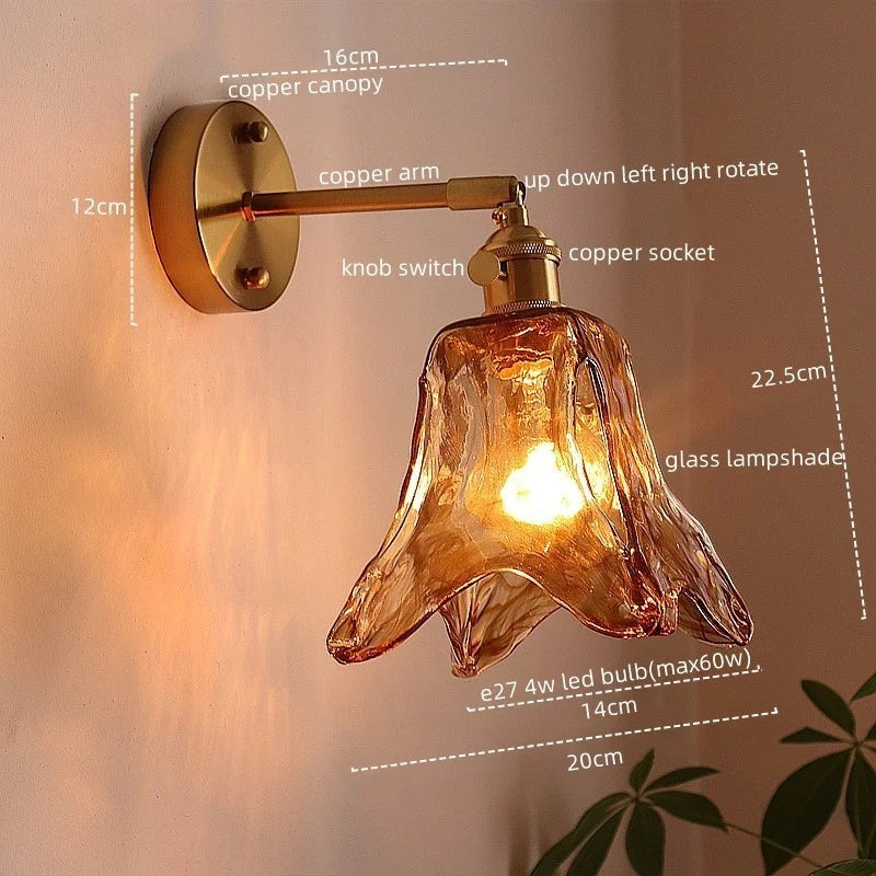 Applique murale Dimoree moderne avec abat-jour en verre ambre et bras en cuivre, idéale pour salon ou salle de bain