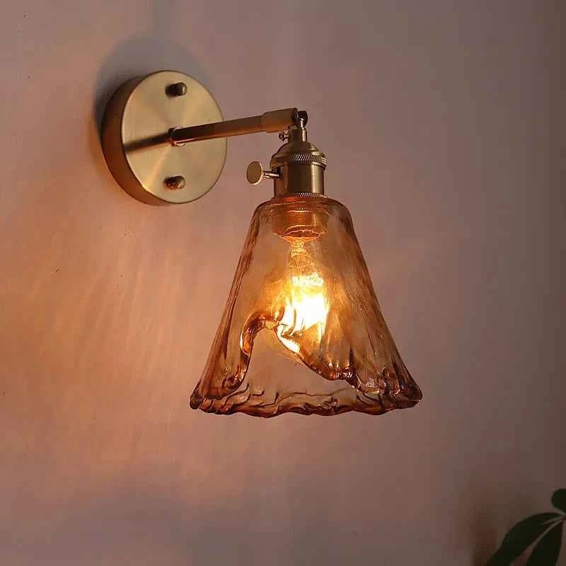 Applique murale Dimoree moderne en verre ambre texturé et support en cuivre pour un éclairage chaleureux