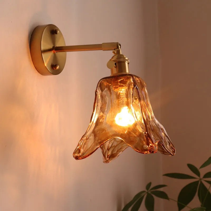 Applique murale Dimoree moderne avec abat-jour en verre ambre texturé et support en métal doré