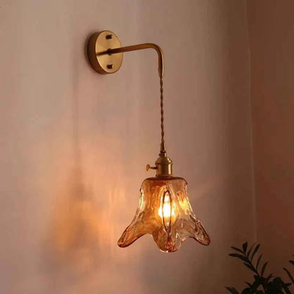 Applique murale Dimoree moderne avec abat-jour en verre ambre en forme de fleur et support en cuivre doré