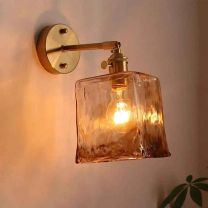 Applique murale moderne Dimoree en verre ambre texturé et support en cuivre doré pour un éclairage chaleureux
