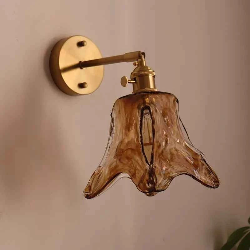 Applique murale moderne Dimoree avec abat-jour en verre ambre texturé et support en métal doré pour salon