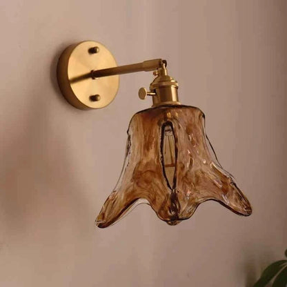 Applique murale moderne Dimoree avec abat-jour en verre ambre texturé et support en métal doré pour salon