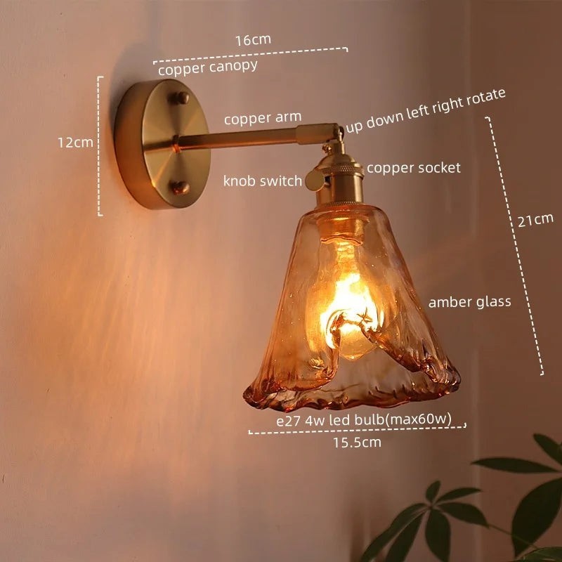 Applique murale Dimoree moderne avec abat-jour en verre ambre et bras articulé en cuivre pour éclairage intérieur