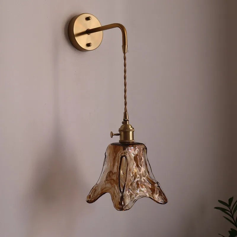 Applique murale moderne Dimoree en verre ambre texturé et support en cuivre pour un éclairage élégant