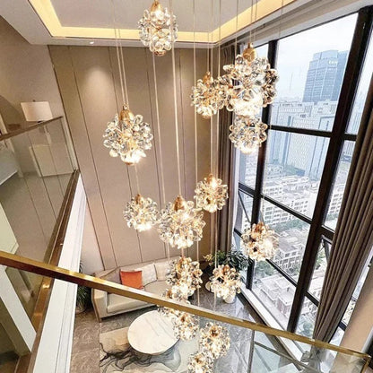 Grand lustre suspendu Dimoree en cascade avec sphères en cristal étincelantes et base en métal doré pour salon moderne