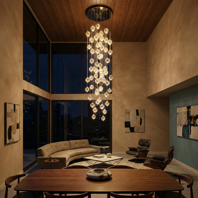 Grand lustre Dimoree en cascade avec sphères en cristal et base chromée dans un salon contemporain spacieux